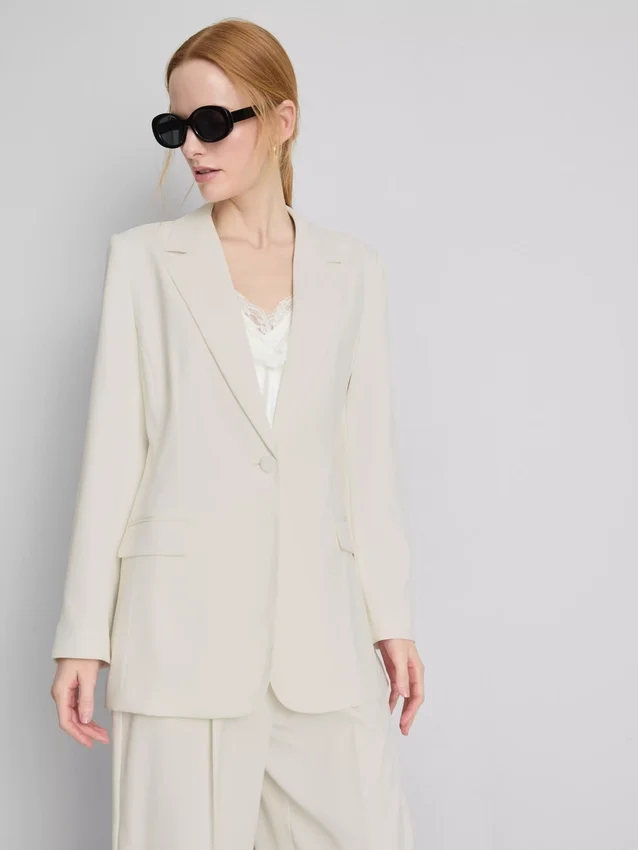 Lila Blazer mit einreihigem Knopfverschluss