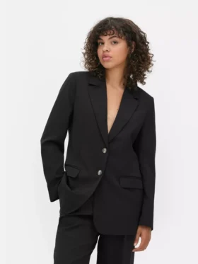Lila Blazer mit einreihigem Knopfverschluss