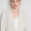 Lila Blazer mit einreihigem Knopfverschluss