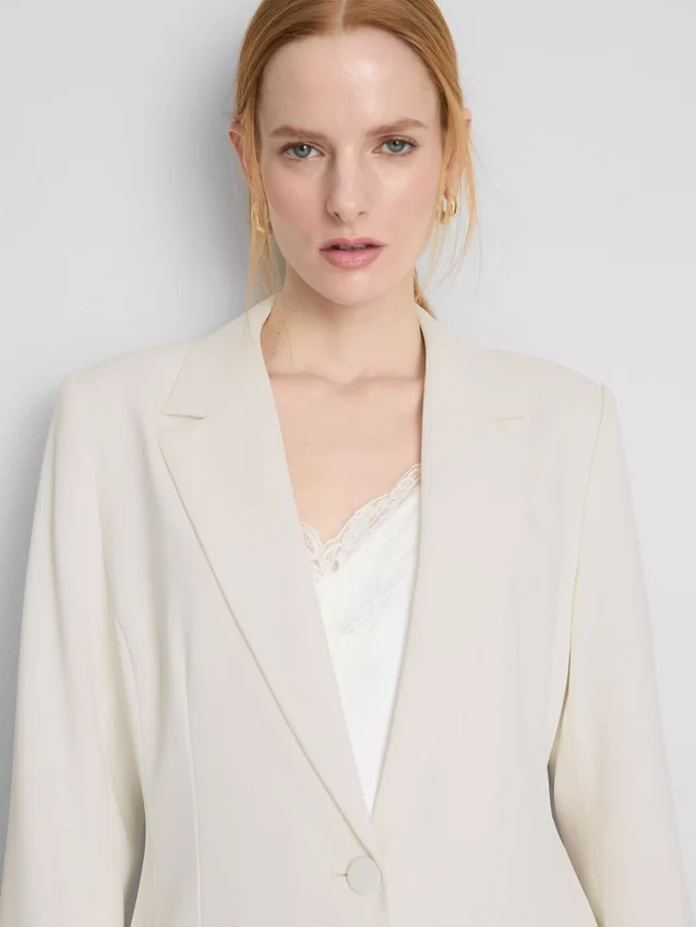 Lila Blazer mit einreihigem Knopfverschluss
