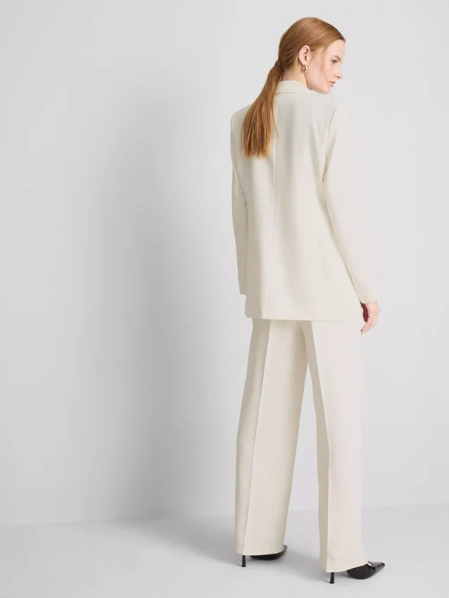 Lila Blazer mit einreihigem Knopfverschluss
