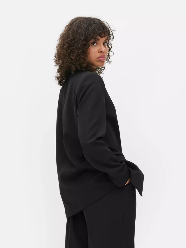 Lila Blazer mit einreihigem Knopfverschluss
