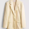 Lila Blazer mit einreihigem Knopfverschluss