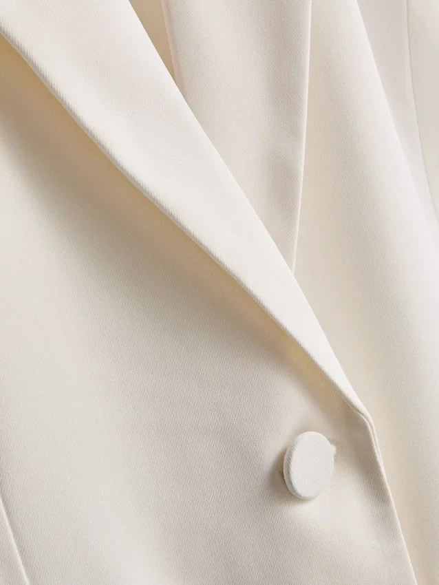 Lila Blazer mit einreihigem Knopfverschluss