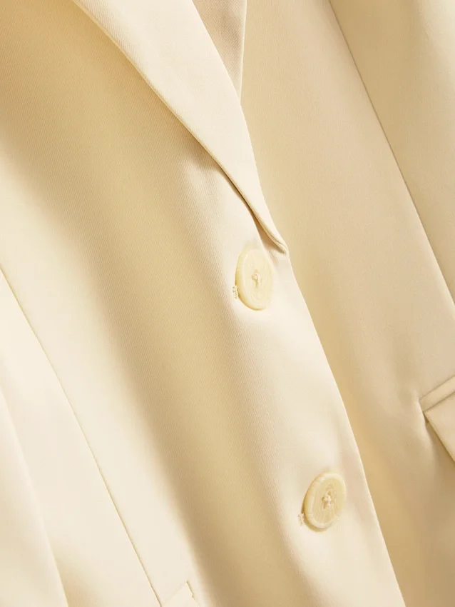 Lila Blazer mit einreihigem Knopfverschluss