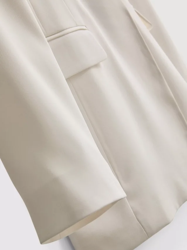 Lila Blazer mit einreihigem Knopfverschluss
