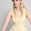 Lila Weste mit U-Ausschnitt