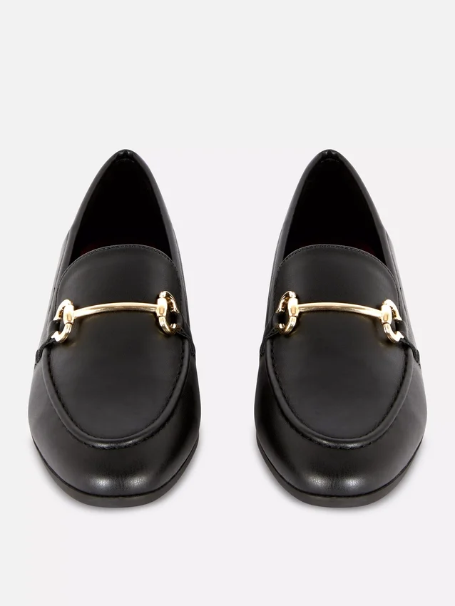 Loafer aus Kunstleder mit Schnalle