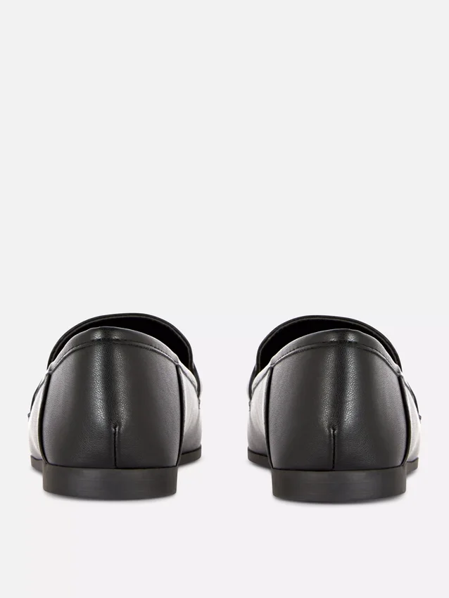 Loafer aus Kunstleder mit Schnalle