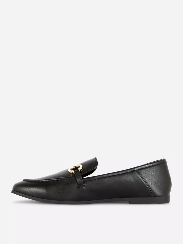Loafer aus Kunstleder mit Schnalle
