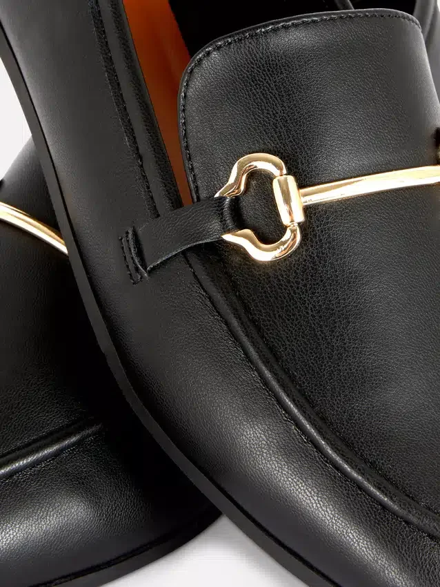 Loafer aus Kunstleder mit Schnalle