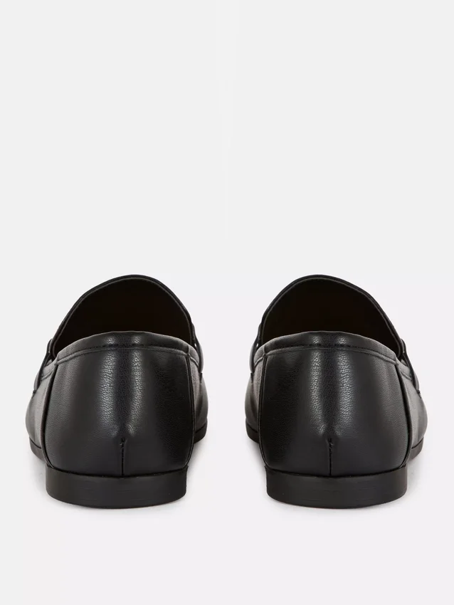 Loafer aus Kunstleder mit Trensen-Motiv