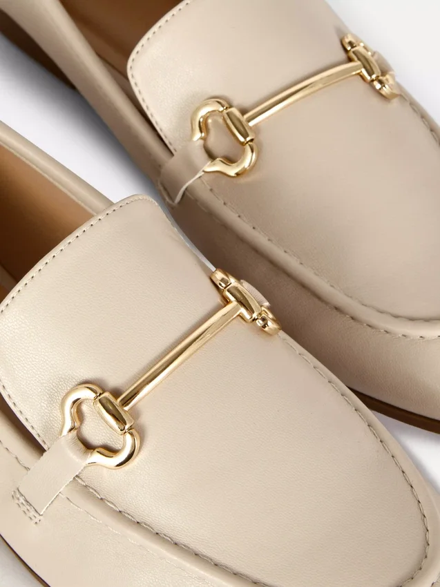 Loafer aus Kunstleder mit Trensen-Motiv