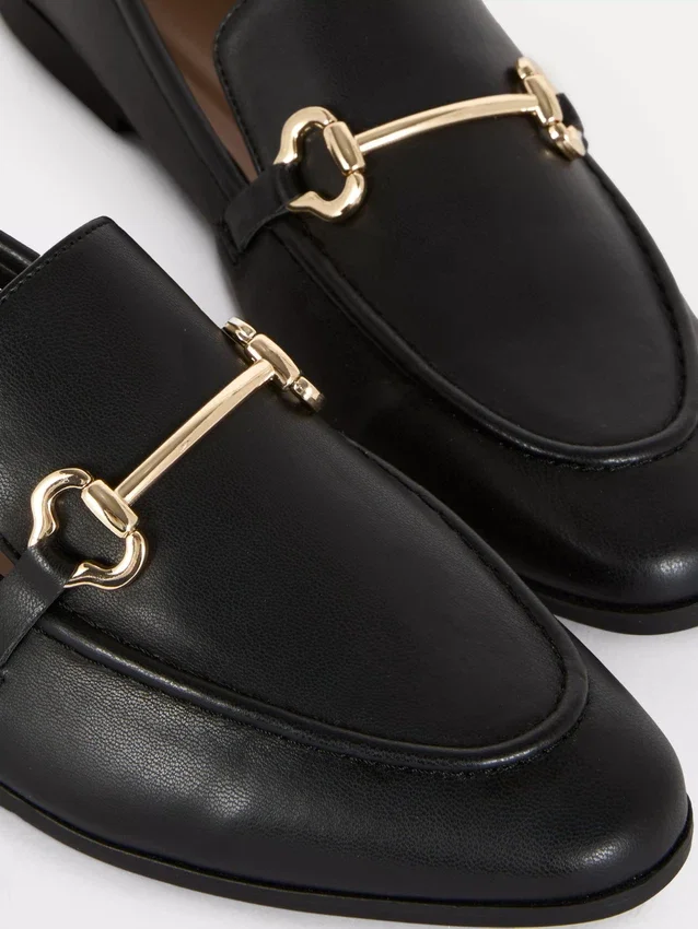 Loafer aus Kunstleder mit Trensen-Motiv
