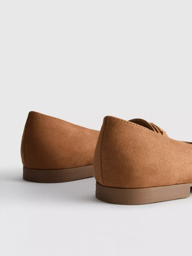 Loafer mit breiter Passform und niedrigem Schaft