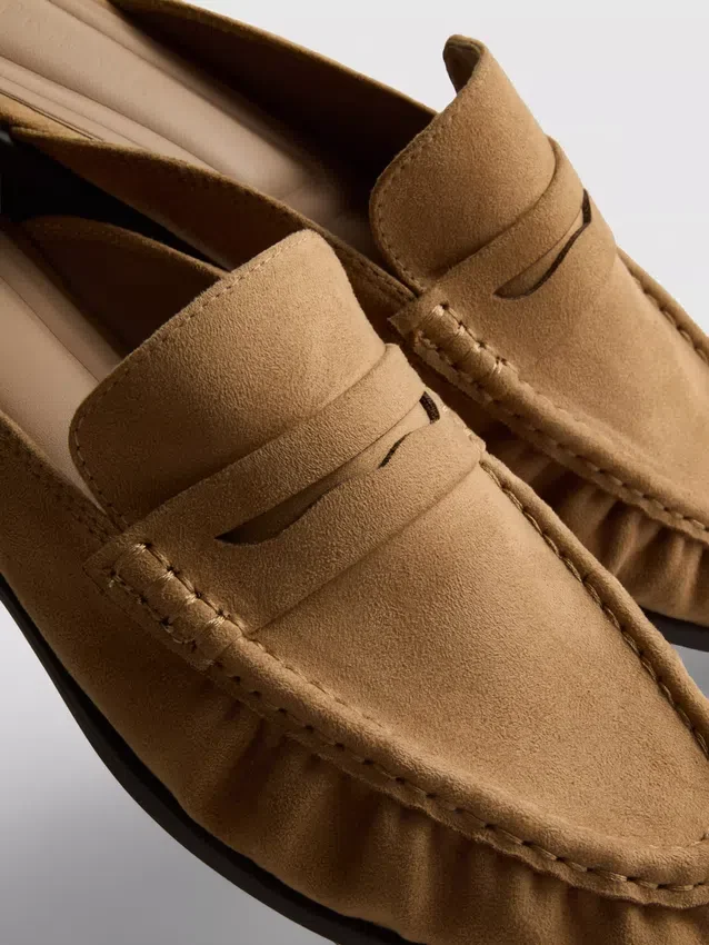 Loafer-Sandalen aus Kunstwildleder