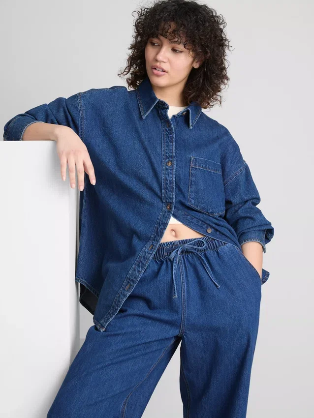 Locker sitzendes Baumwoll-Denim-Hemd mit Knopfleiste