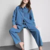 Locker sitzendes Baumwoll-Denim-Hemd mit Knopfleiste