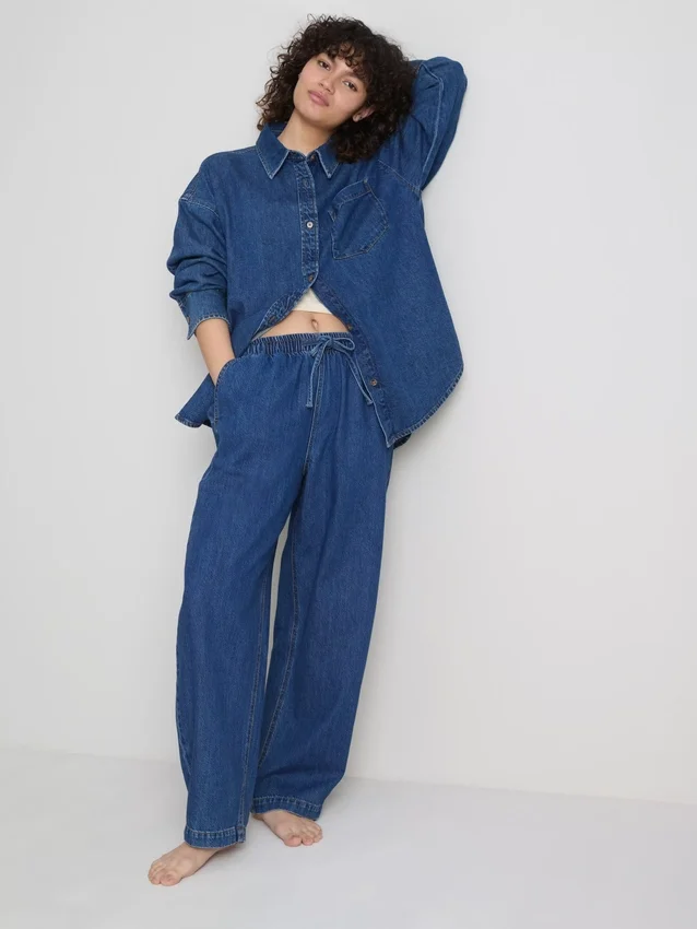 Locker sitzendes Baumwoll-Denim-Hemd mit Knopfleiste