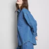Locker sitzendes Baumwoll-Denim-Hemd mit Knopfleiste