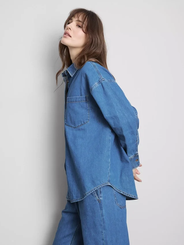 Locker sitzendes Baumwoll-Denim-Hemd mit Knopfleiste