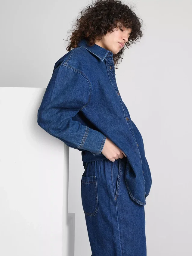 Locker sitzendes Baumwoll-Denim-Hemd mit Knopfleiste