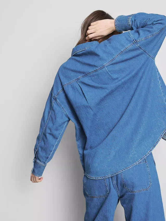Locker sitzendes Baumwoll-Denim-Hemd mit Knopfleiste