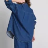 Locker sitzendes Baumwoll-Denim-Hemd mit Knopfleiste