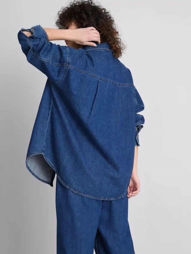 Locker sitzendes Baumwoll-Denim-Hemd mit Knopfleiste