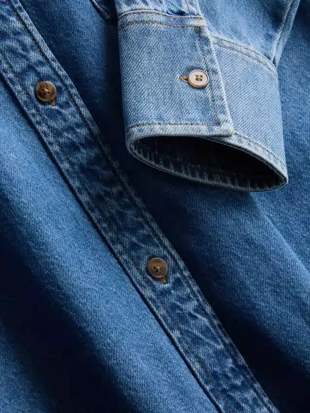 Locker sitzendes Baumwoll-Denim-Hemd mit Knopfleiste