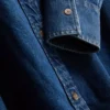 Locker sitzendes Baumwoll-Denim-Hemd mit Knopfleiste