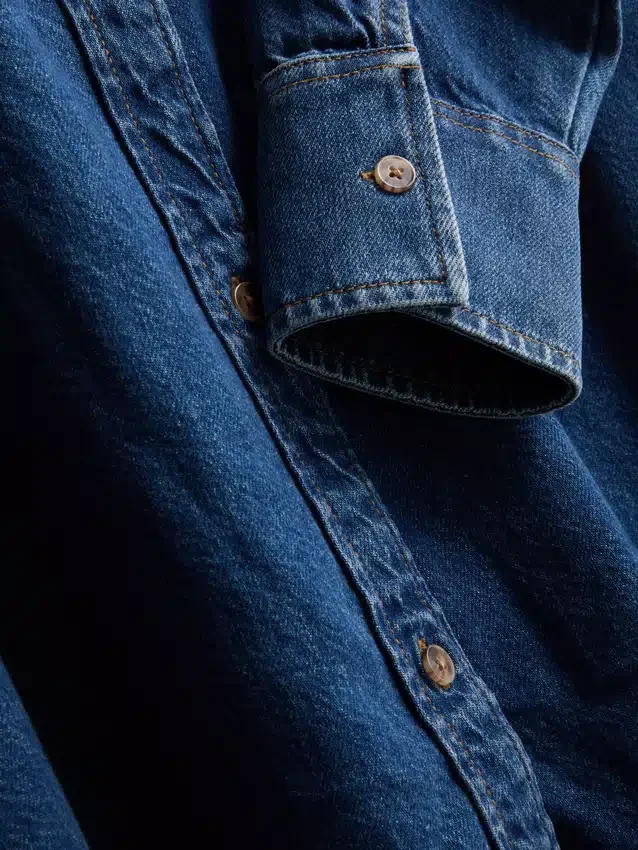 Locker sitzendes Baumwoll-Denim-Hemd mit Knopfleiste