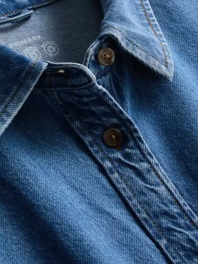 Locker sitzendes Baumwoll-Denim-Hemd mit Knopfleiste