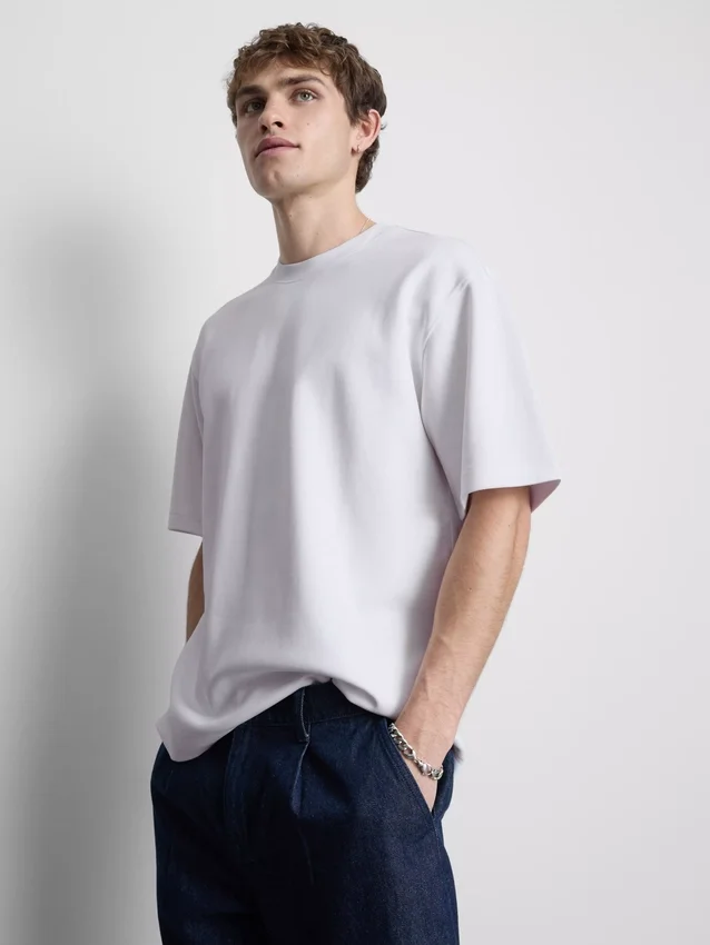 Locker sitzendes Kurzarm-T-Shirt