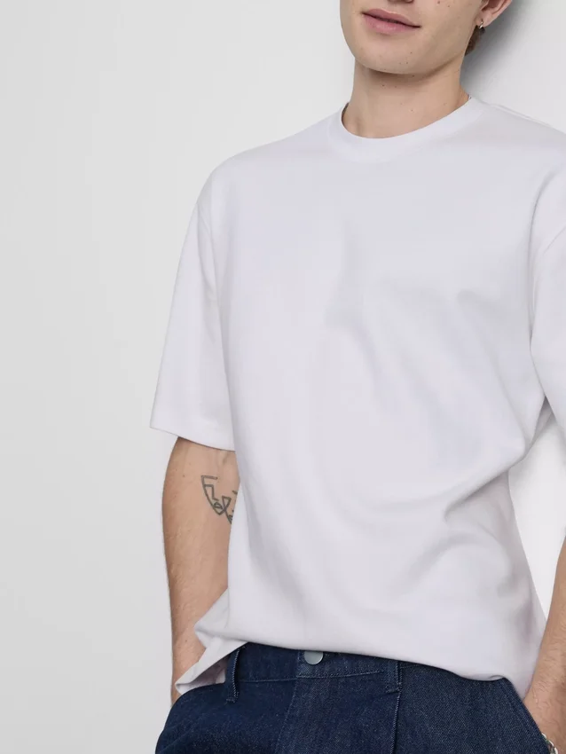 Locker sitzendes Kurzarm-T-Shirt