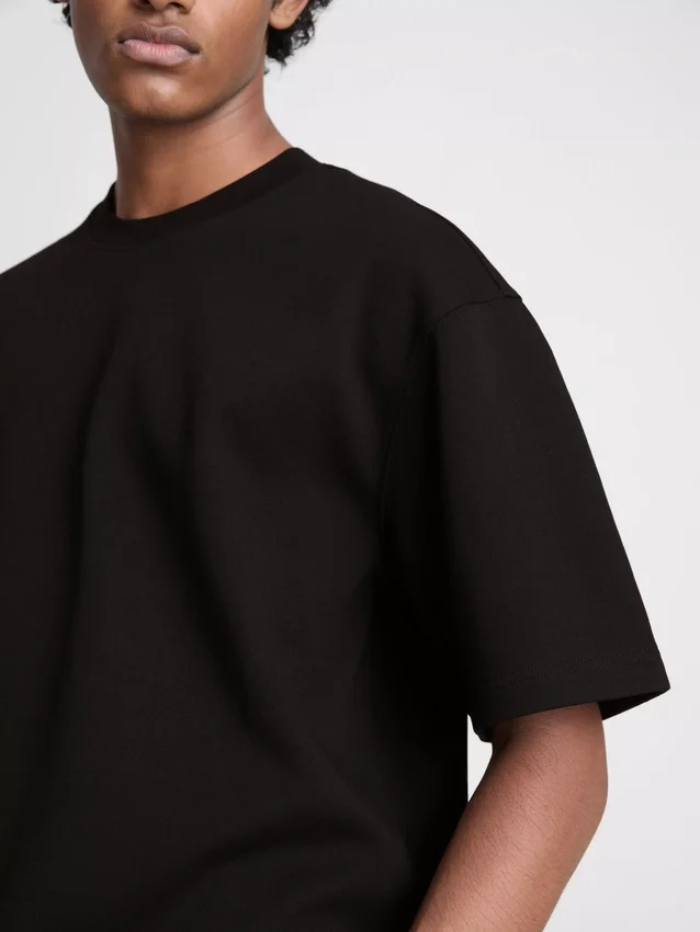 Locker sitzendes Kurzarm-T-Shirt