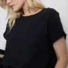 Locker sitzendes T-Shirt mit Rundhalsausschnitt und guter Luftzirkulation