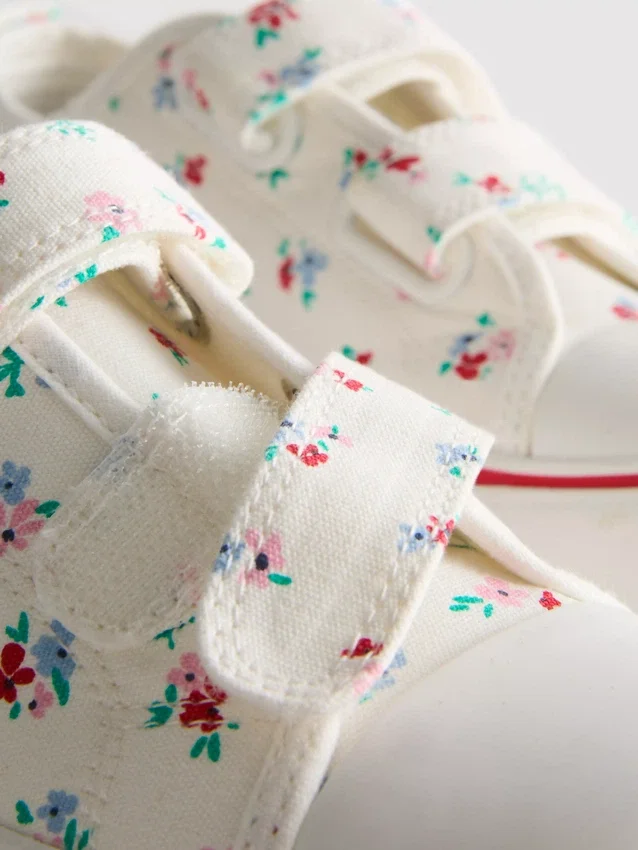 Low-Top-Sneaker aus Canvas mit Blumenmuster