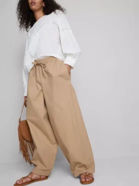 Lässige Hose mit ausgestelltem Bein