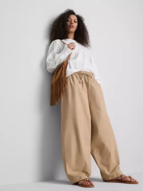 Lässige Hose mit ausgestelltem Bein