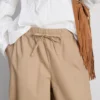 Lässige Hose mit ausgestelltem Bein