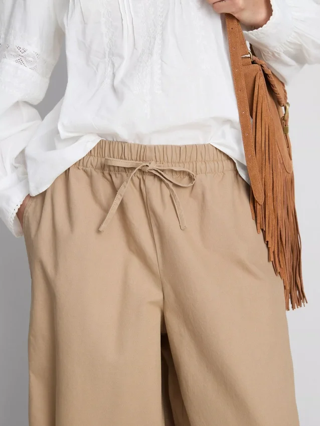 Lässige Hose mit ausgestelltem Bein