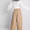 Lässige Hose mit ausgestelltem Bein