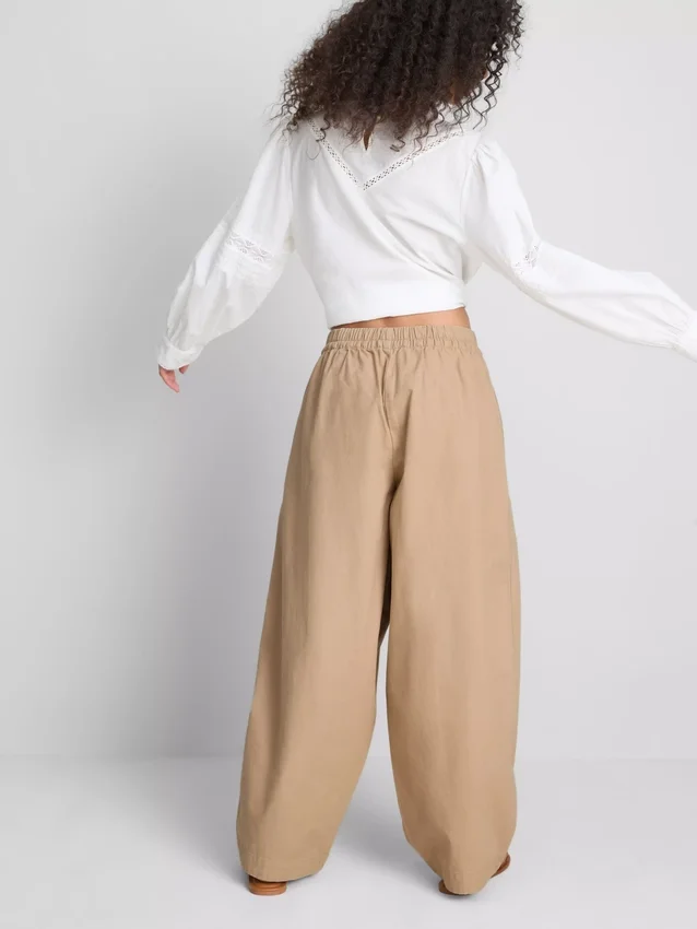 Lässige Hose mit ausgestelltem Bein