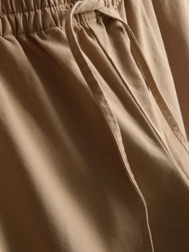 Lässige Hose mit ausgestelltem Bein