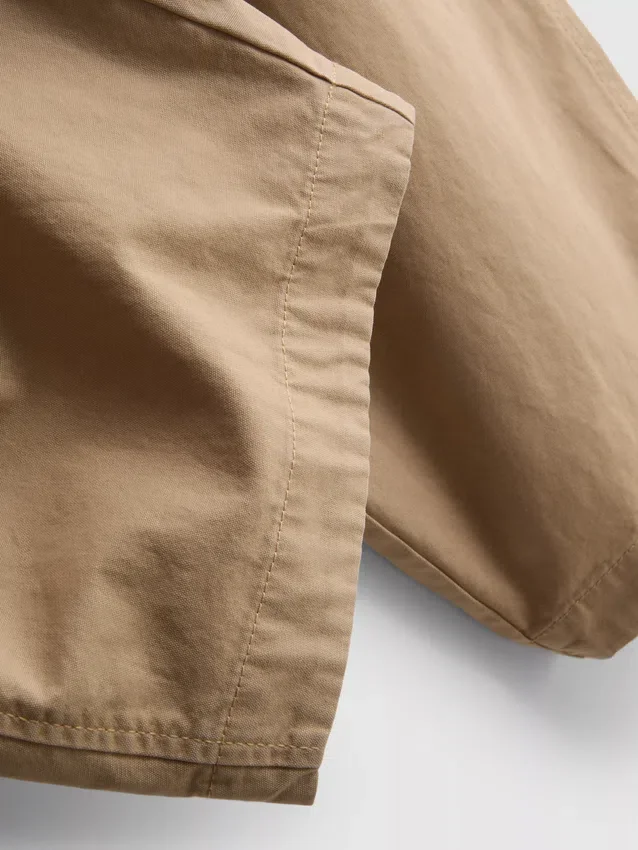 Lässige Hose mit ausgestelltem Bein