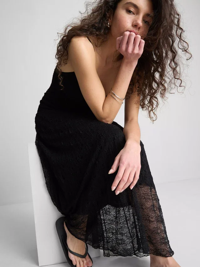 Maxikleid mit V-Ausschnitt und Spitze