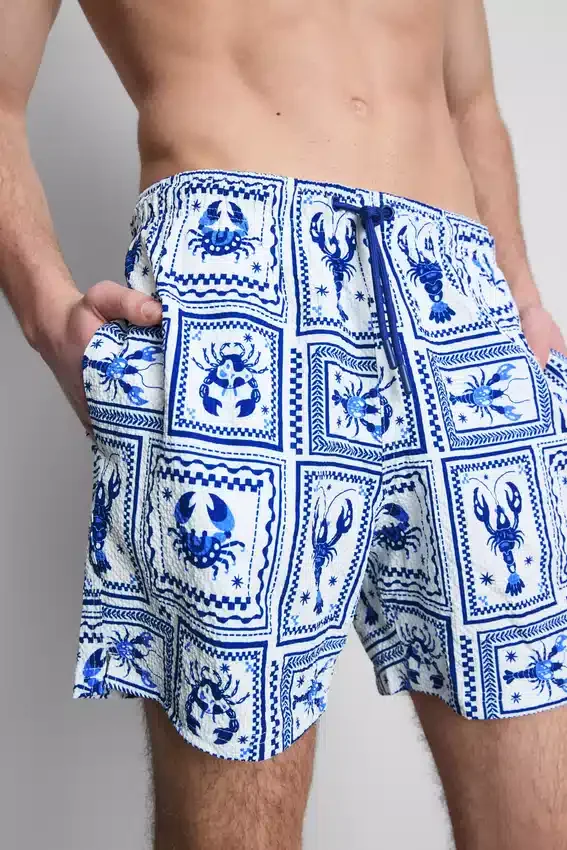 Mediterrane Shorts mit Struktur im Stil mediterraner Fliesen