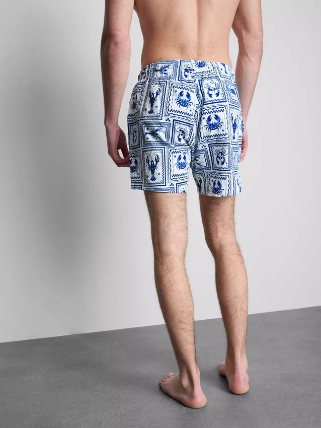 Mediterrane Shorts mit Struktur im Stil mediterraner Fliesen