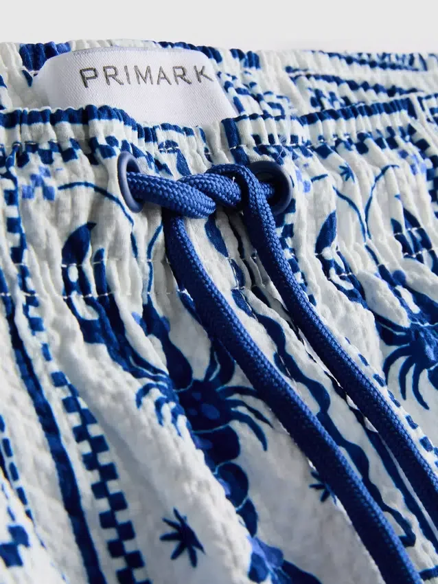 Mediterrane Shorts mit Struktur im Stil mediterraner Fliesen